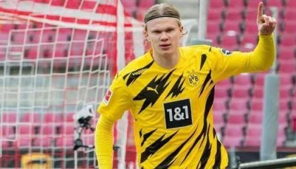  阿尔米隆倒钩惊艳全场，纽卡逼平曼城展现韧性  