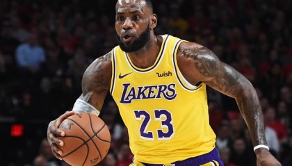  詹姆斯三双助湖人险胜马刺  