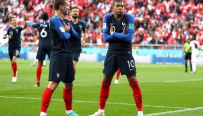  姆巴佩梅开二度助球队取胜，法甲射手榜强势登顶  