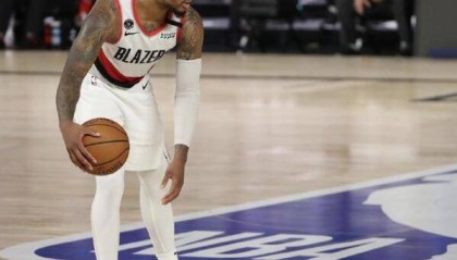  利拉德超远三分绝杀开拓者险胜湖人