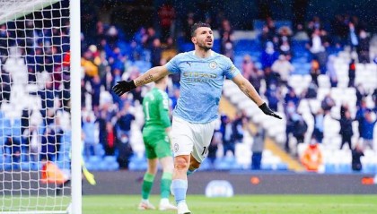  莱比锡红牛火力全开，大胜对手登顶积分榜