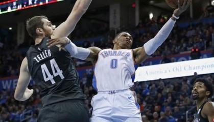  库里三分绝杀雷霆迎五连胜  