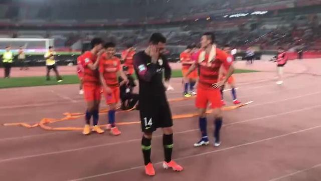 好博体育- 波鸿主场力克强敌，球迷高唱赞歌致敬传奇  